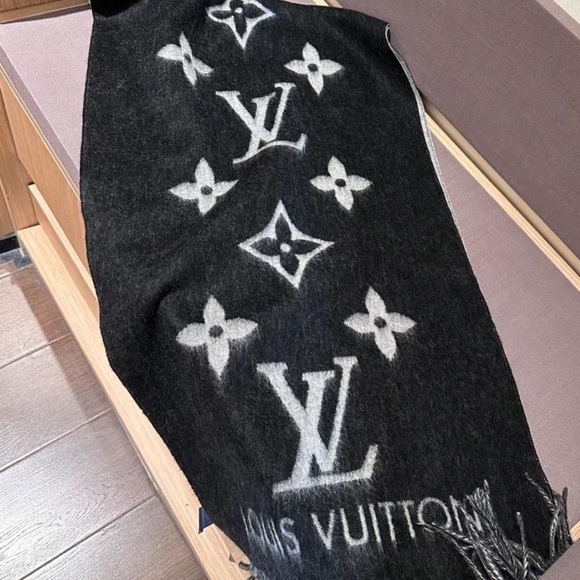 Louis Vuitton Reykjavik Scarf Black - Picture 5 of 7